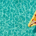 نقد فیلم Palm Springs | اثری در ژانر کمدی رمانتیک