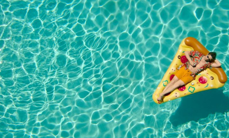 نقد فیلم Palm Springs | اثری در ژانر کمدی رمانتیک