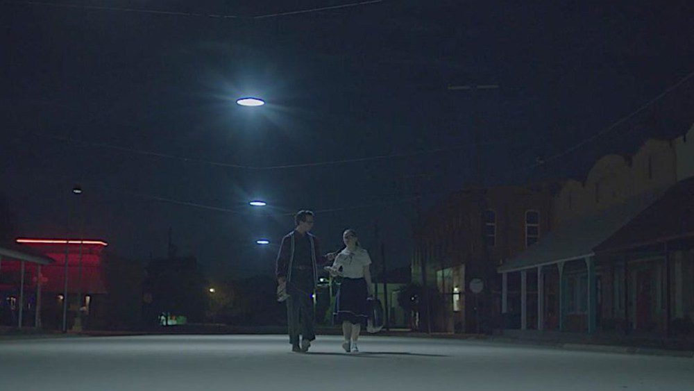 بررسی فیلم The Vast of Night | نیومکزیکو دهه ۱۹۵۰
